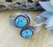 Load image into Gallery viewer, Vintage Navajo Kingman Turquoise &amp; Sterling Silver Cuff Bracelet