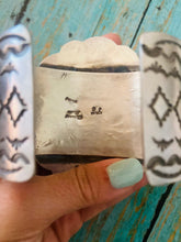 Load image into Gallery viewer, Navajo Queen Pink Conch Shell &amp; Sterling Silver Cluster Cuff Bracelet Signed