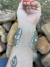 Load image into Gallery viewer, Incredibile Navajo Tribal Power Sterling Silver Cuff Bracelet