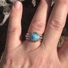 Load image into Gallery viewer, Navajo Kingman Turquoise &amp; Sterling Silver Dotted Band Ring