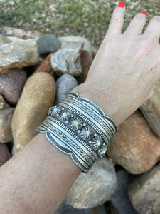Incredibile Navajo Tribal Power Sterling Silver Cuff Bracelet
