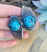 Load image into Gallery viewer, Vintage Navajo Kingman Turquoise &amp; Sterling Silver Cuff Bracelet