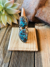 Load image into Gallery viewer, Navajo Kingman Turquoise &amp; Sterling Silver Ring Size 6.5